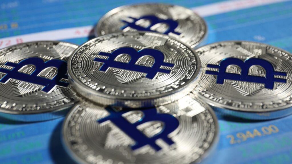 Биткоин штурмует $122 000 на фоне роста институционального спроса