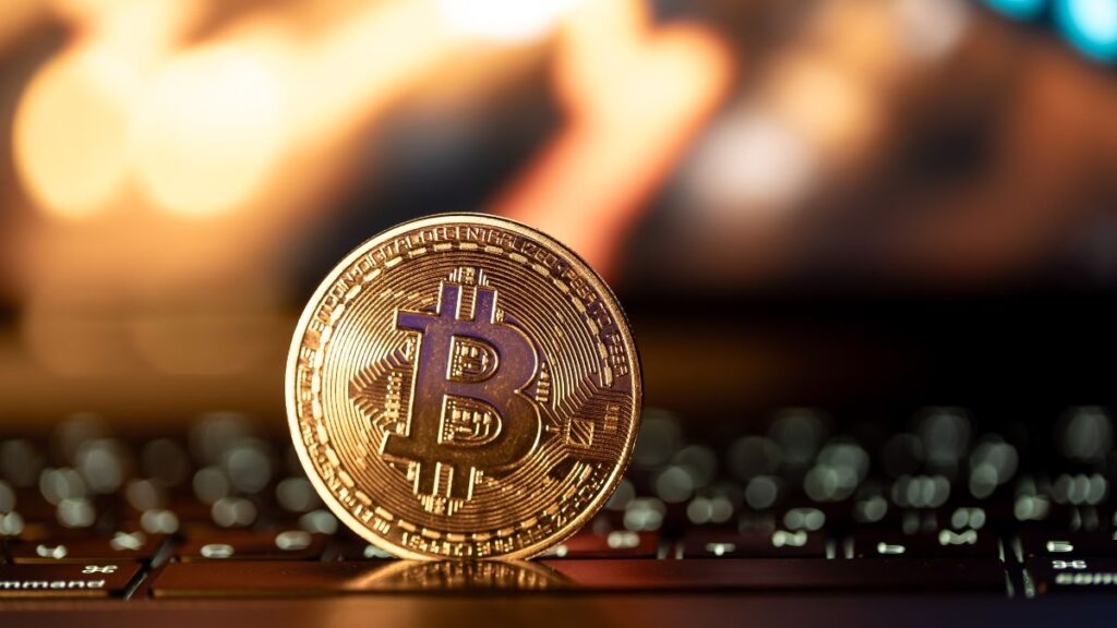 Обвал Биткоина до $115 500: рынок лихорадит на ожиданиях ФРС